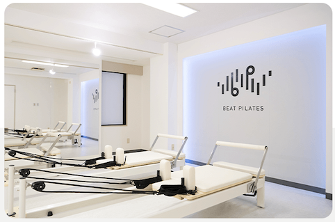 暗闇マシンピラティスBeat Pilates